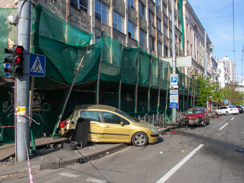 Серьезное ДТП в центре Киева: Peugeot от удара с Seat вылетело на тротуар (ФОТО, ВИДЕО)