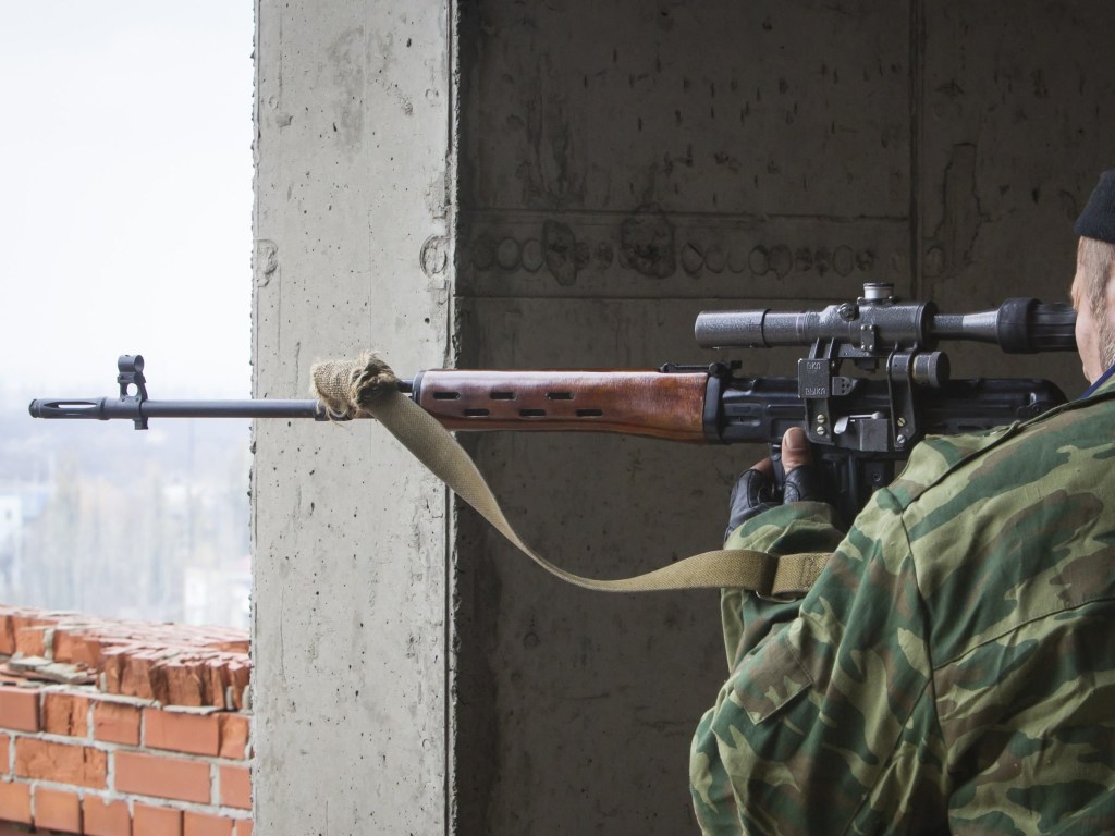 Офицер ВСУ показал видео обезвреживания снайпера на Донбассе