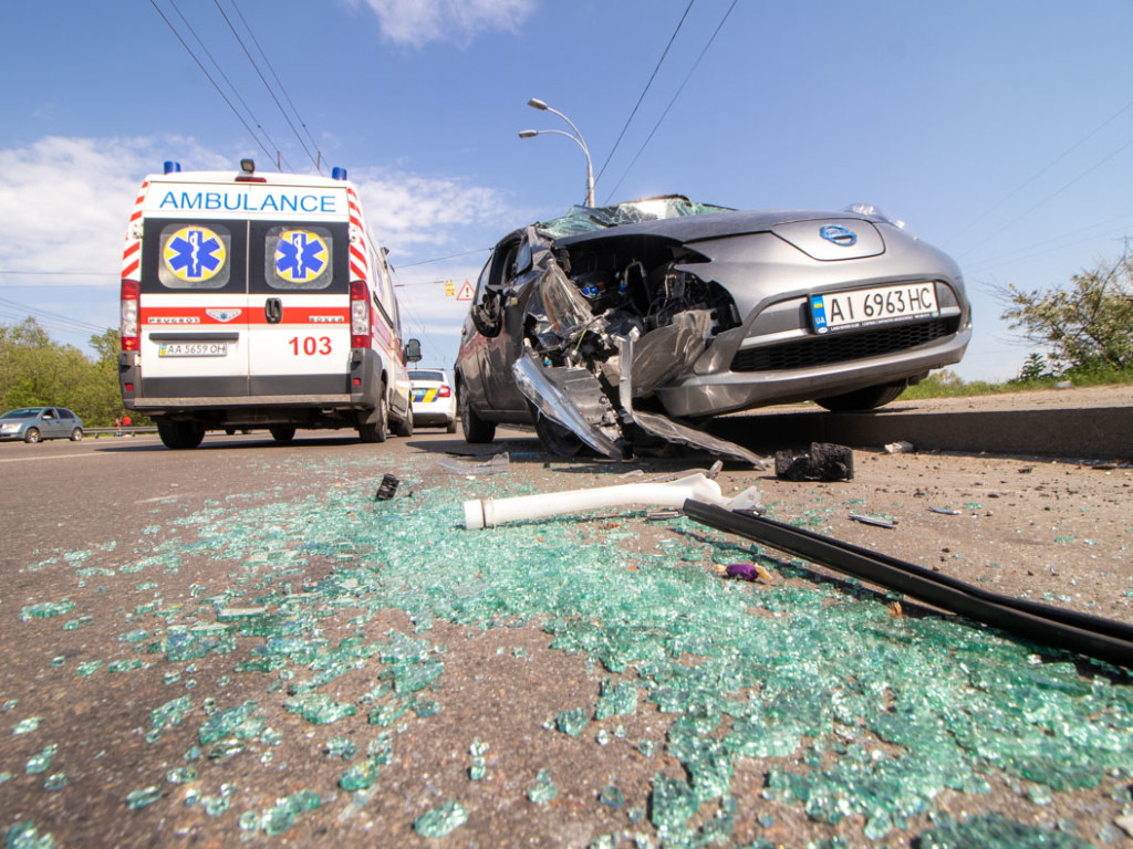 На Оболони в Киеве Nissan от удара Renault перевернулся (ФОТО, ВИДЕО)