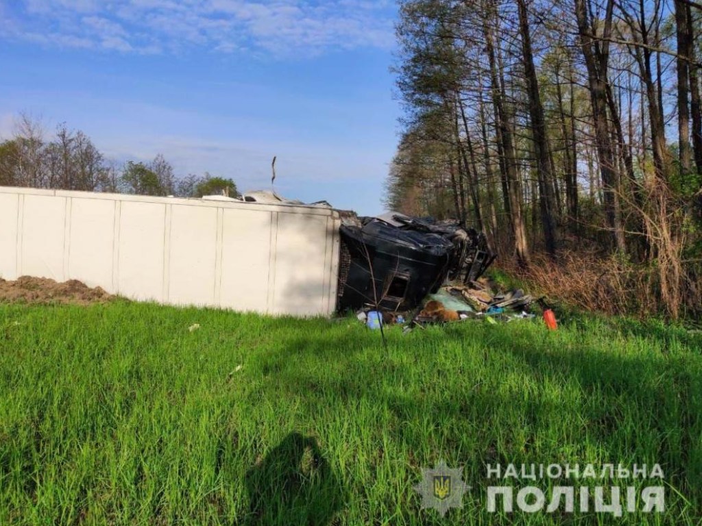 Водитель уснул за рулем: в Житомирской области столкнулись два грузовика, есть жертвы (ФОТО)
