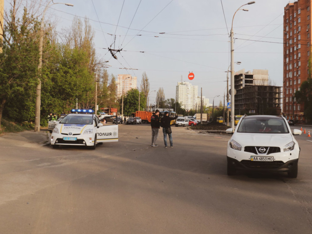 В Киеве Nissan сбил 11-летнюю девочку: родители рассказали о тяжелом состоянии ребенка