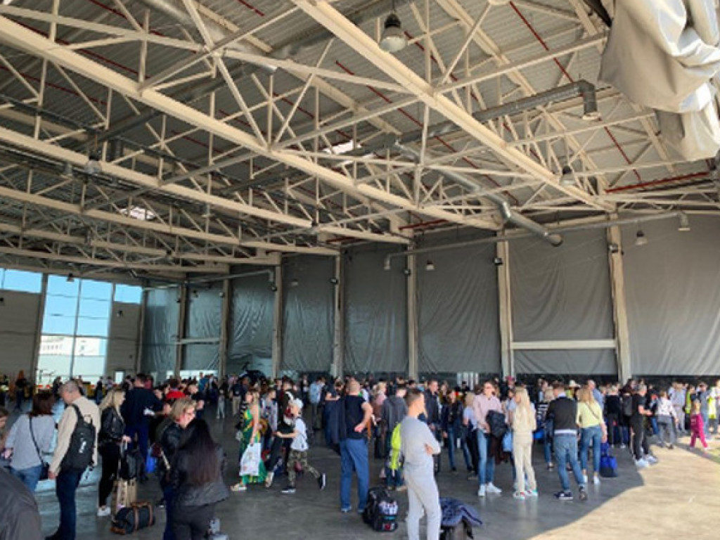 Из здания аэропорта Харькова срочно эвакуировали пассажиров: что случилось (ФОТО)
