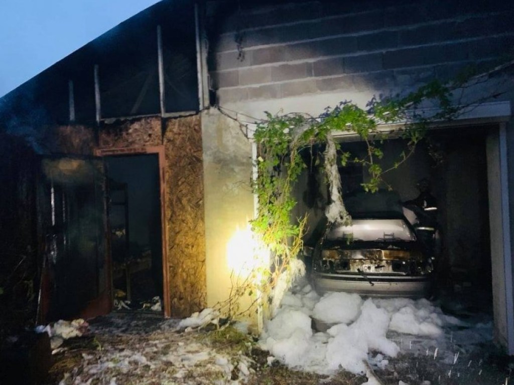 В Николаеве сгорел гараж с дорогим авто (ФОТО)