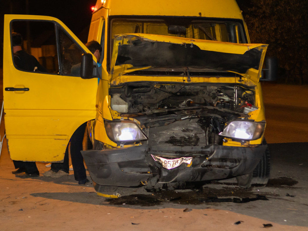 В Днепре в лобовом столкновении разбились Daewoo и микроавтобус (ФОТО, ВИДЕО)