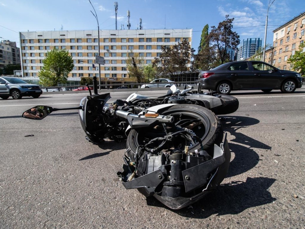 На Дружбы Народов в Киеве мотоциклист «догнал» Renault: у легковушки сильные повреждения (ФОТО, ВИДЕО)