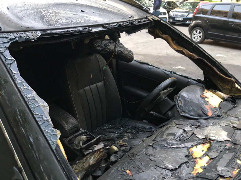 В Днепре уничтожили автомобиль главного редактора известной газеты (ФОТО)