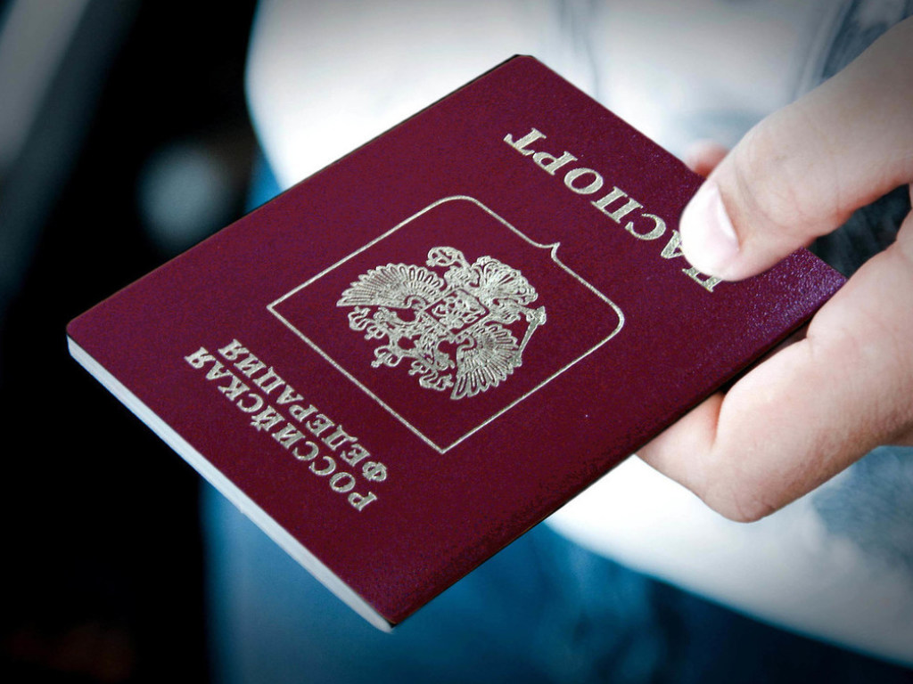 Выдачу российских паспортов для жителей ОРДЛО затеяли для давления на Зеленского – политолог