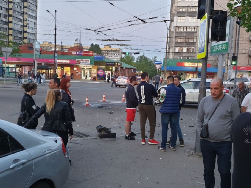 В Днепре столкнулись Peugeot и Kia, пострадал пешеход (ФОТО, ВИДЕО)