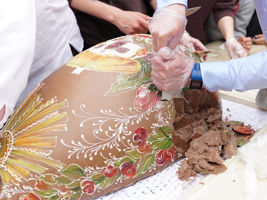 Пасха в Украине: В Житомире разбили писанку в 100 килограммов из шоколада (ФОТО)