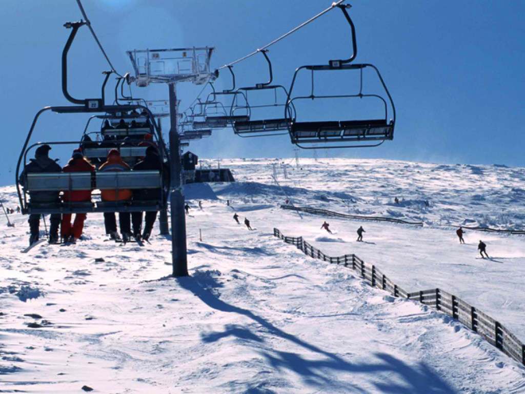 Снежная лавина накрыла группу лыжников в Швейцарии, есть жертвы