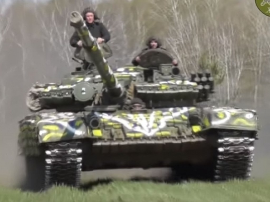 Подарок на Пасху: Украинские военные похвастались танком-писанкой (ФОТО)