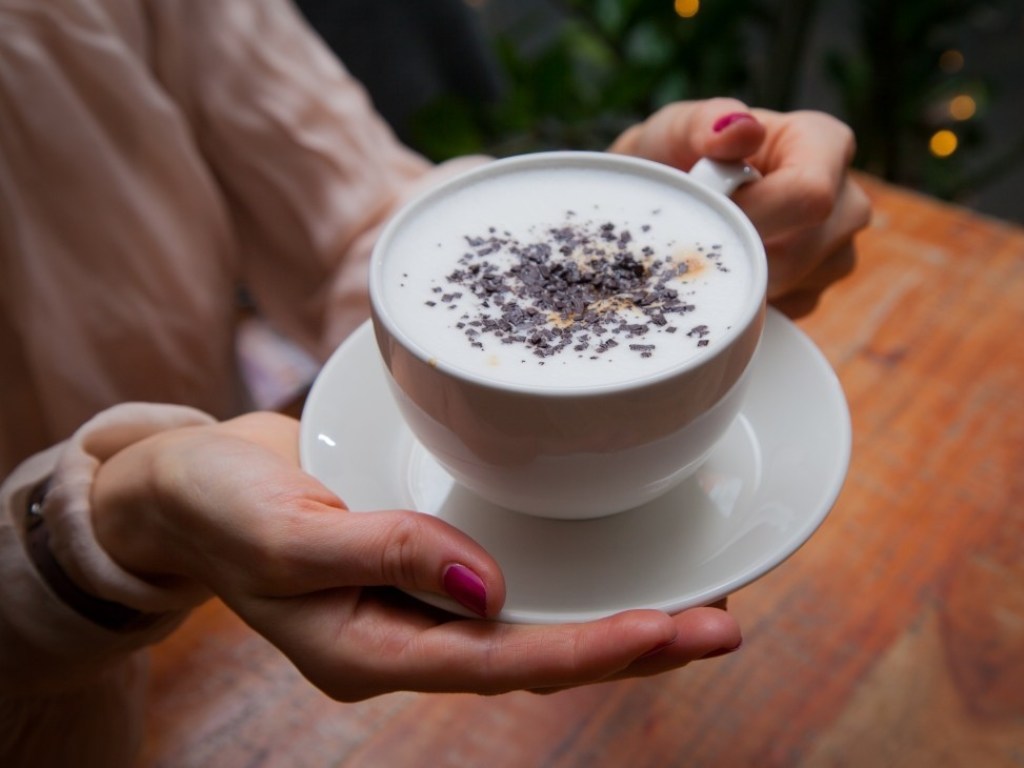 Ученые рассказали, какой кофе полезнее для организма: холодный или горячий