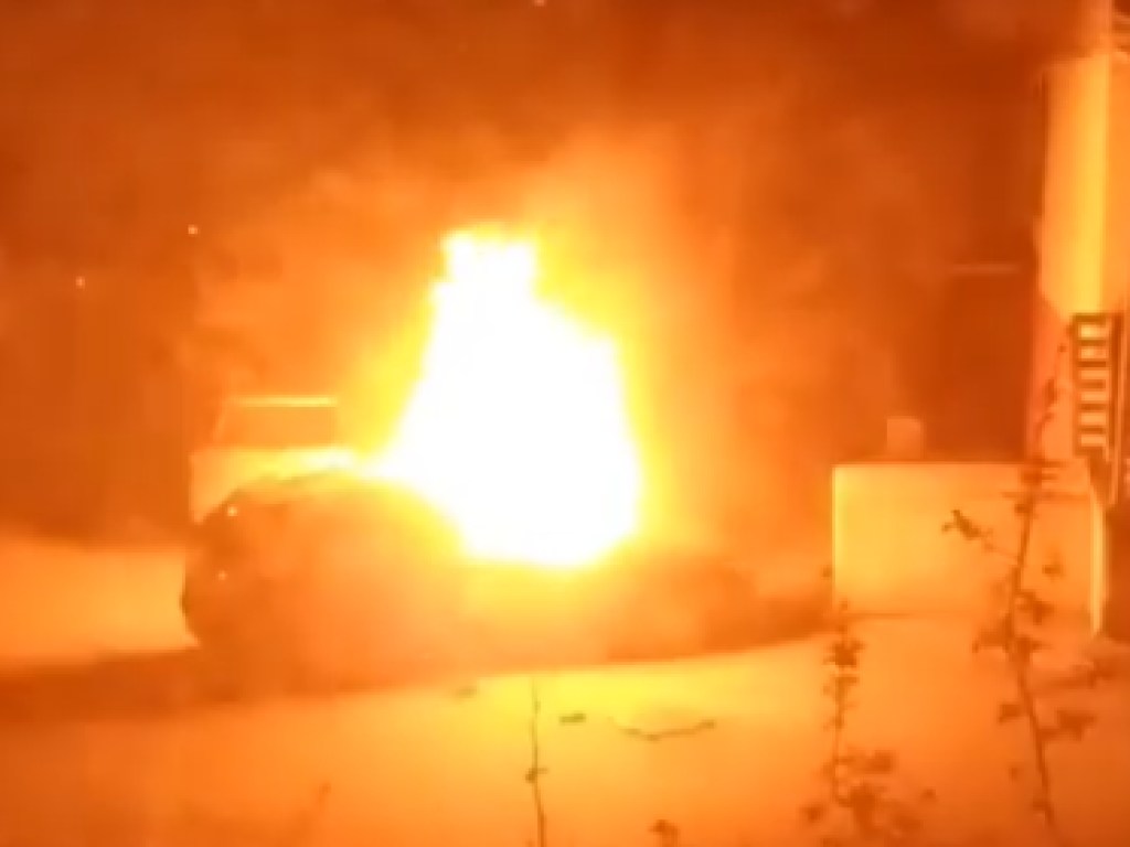 Ночной пожар на Одесчине: три легковушки сгорели дотла, подозревают поджог (ВИДЕО)