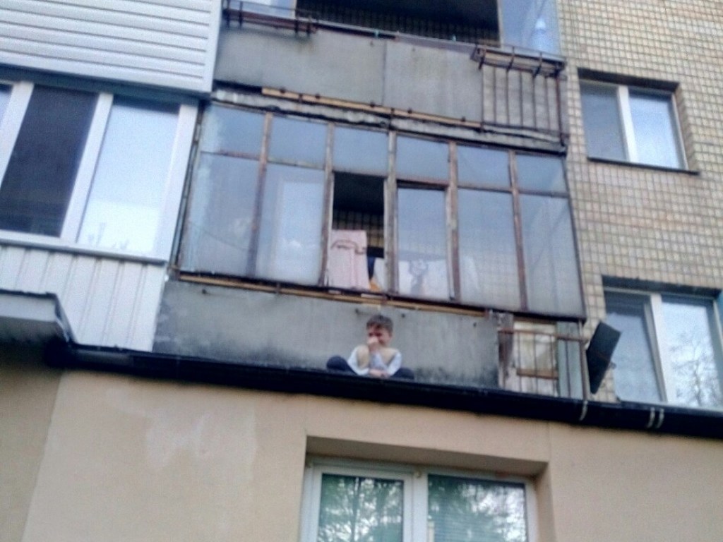 С крыши дома под Киевом сняли плачущего мальчика (ФОТО)