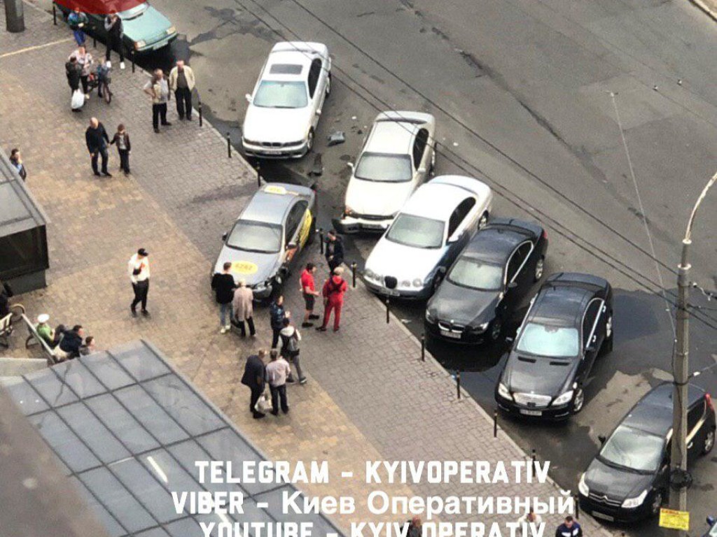 ​«Выбил «страйк»: В Киеве неадекватный таксист протаранил припаркованные авто возле метро (ФОТО)