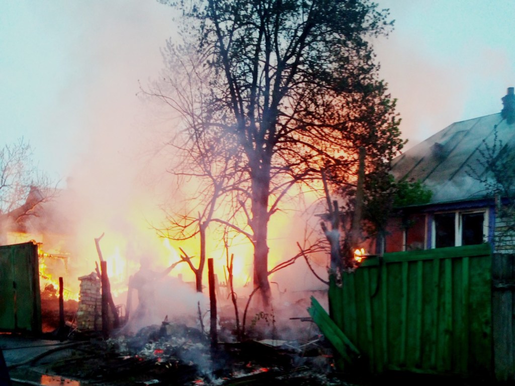 Подожгли из-за беспорядка: На Киевщине сгорели несколько домов (ФОТО, ВИДЕО)