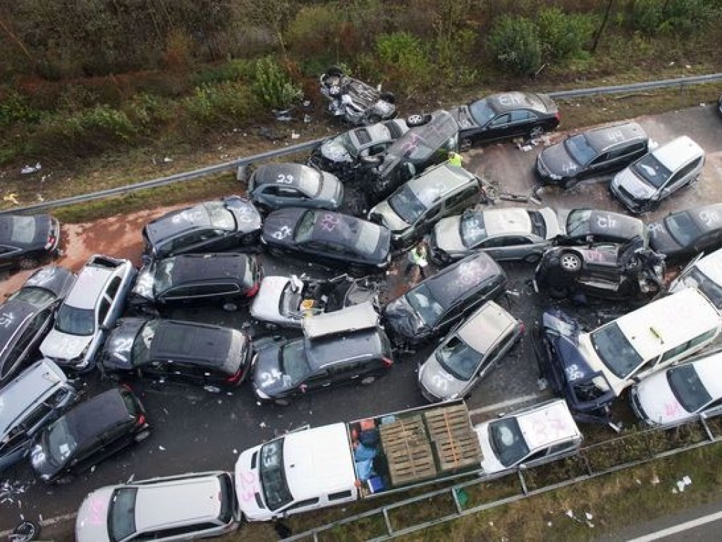 На трассе в Германии из-за града столкнулись десятки автомобилей (ФОТО)
