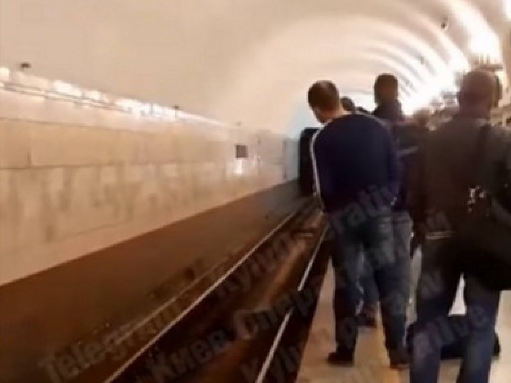 В столичном метро мужчина упал на рельсы (ФОТО, ВИДЕО)