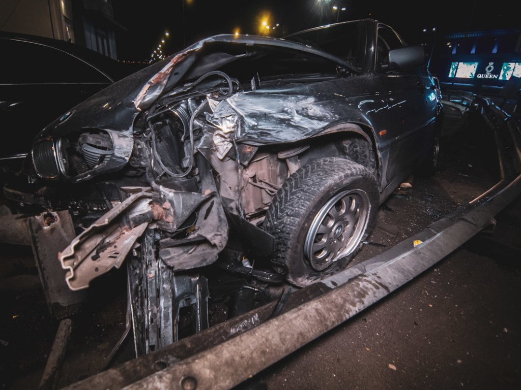 Езда без водительских прав: в Киеве иностранный студент на BMW снес отбойник (ФОТО, ВИДЕО)