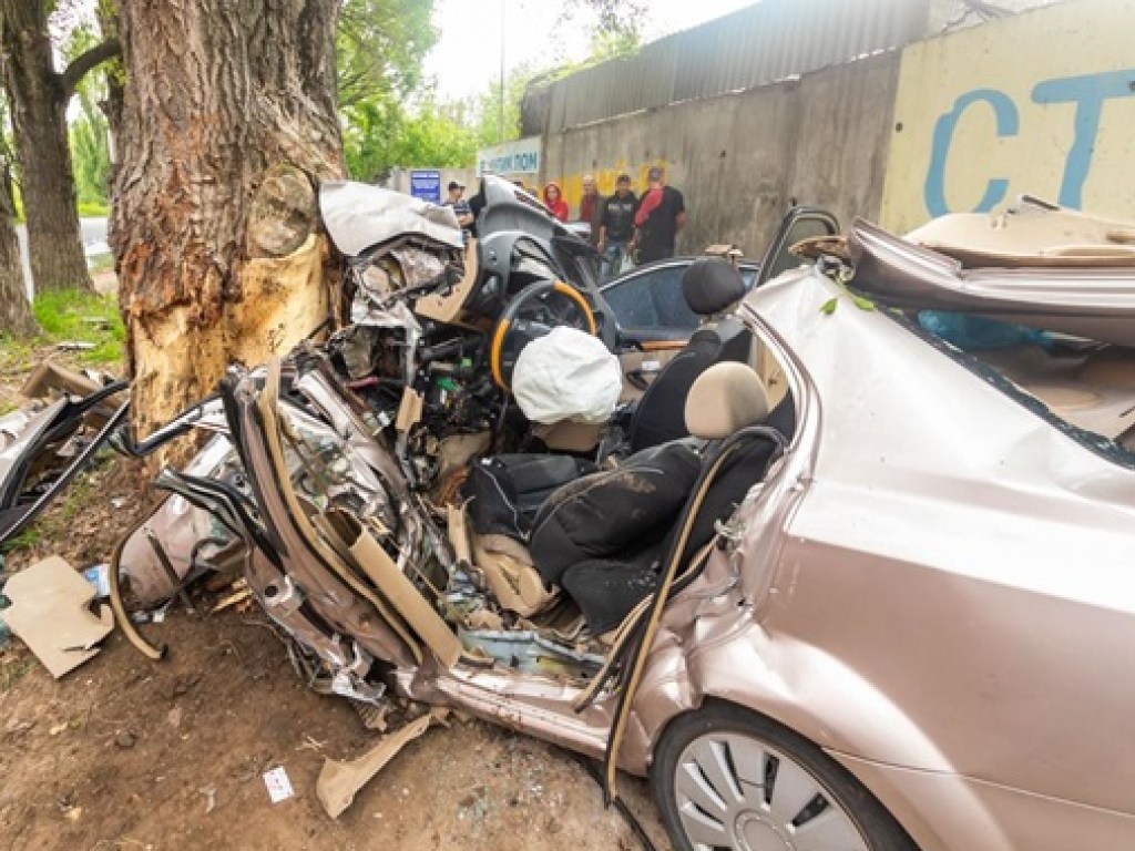 В Днепре Chevrolet врезался в дерево, авто превратилось в груду металлолома (ФОТО, ВИДЕО)