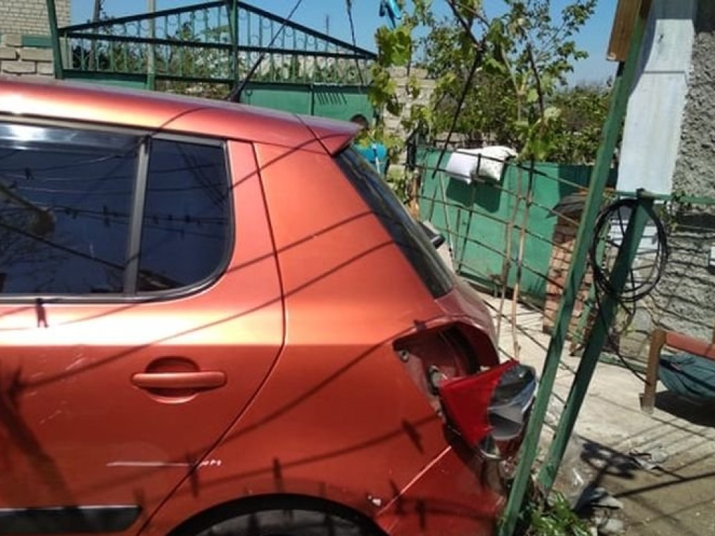 В Николаеве женщина за рулем Skoda снесла забор частного дома (ФОТО)