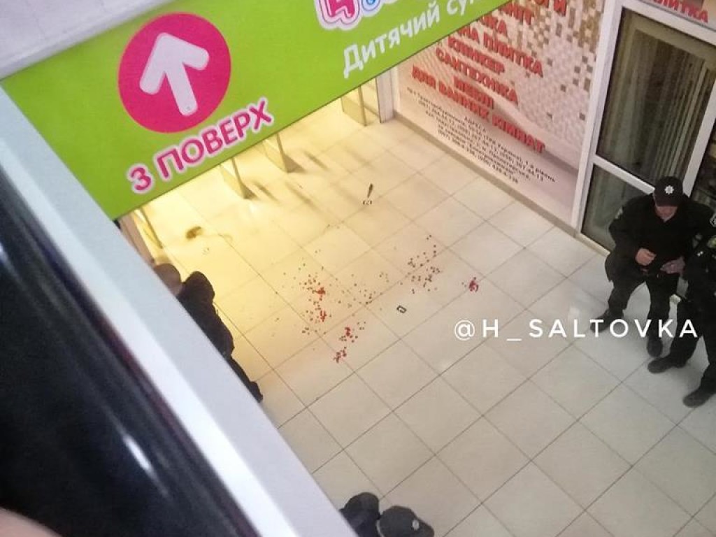Конфликт у кассы: в харьковском супермаркете женщина с ножом набросилась на покупательницу (ФОТО)