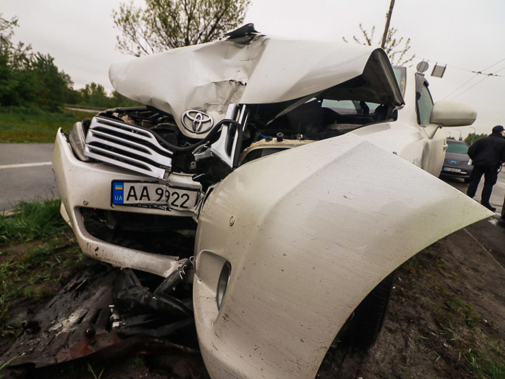 На проспекте Ватутина в Киеве Toyota на бешеной скорости влетела в столб: появилось скандальное видео