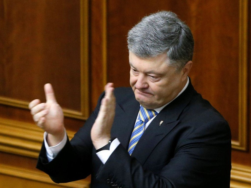 Стала известна зарплата Порошенко за март: Президент остался без премий и надбавок