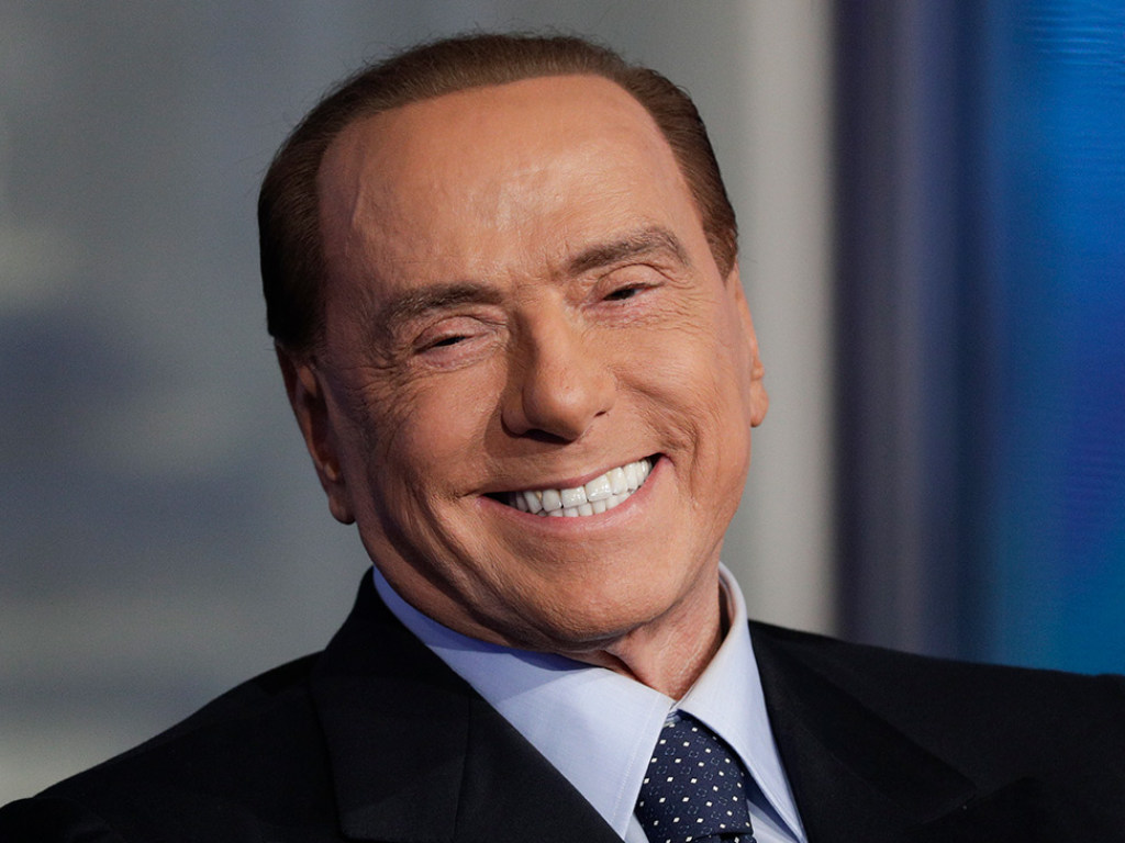Острая боль: Берлускони попал в итальянский госпиталь