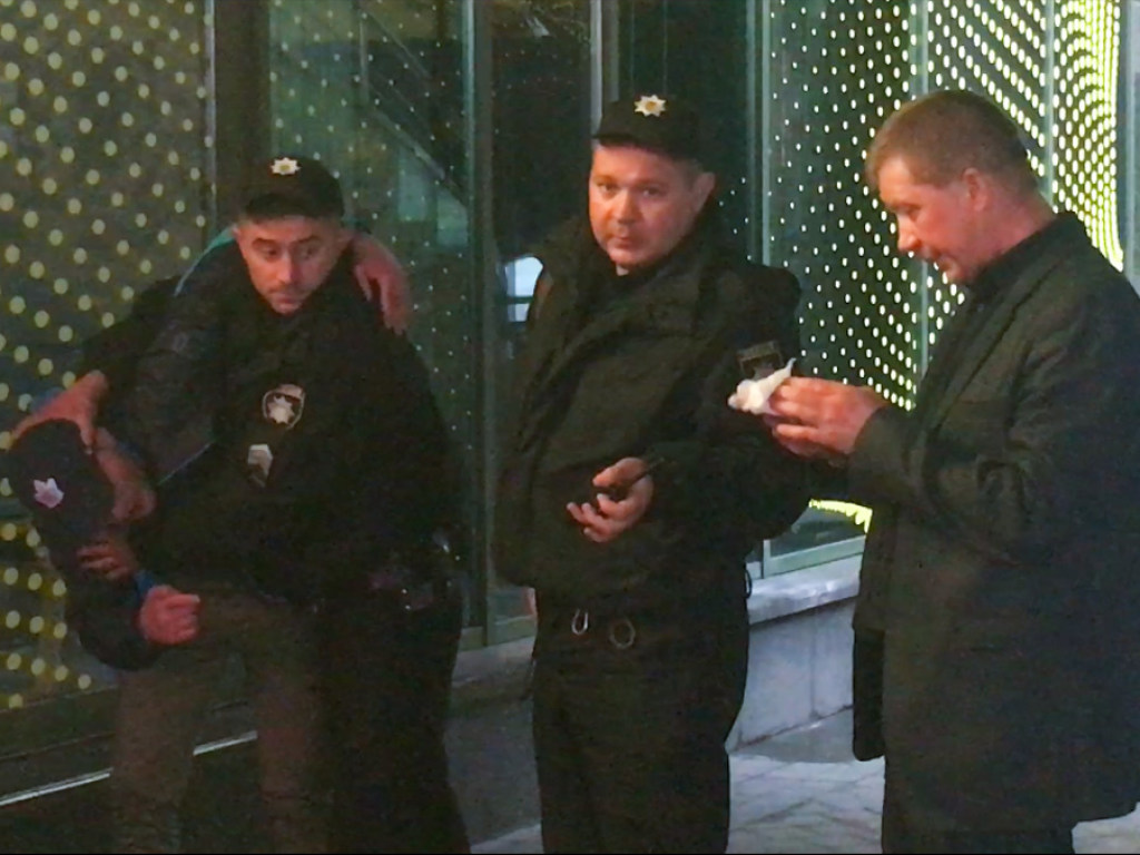 В центре Киева посетитель устроил дебош в Parimatch: распылил газ и избил охранника (ФОТО, ВИДЕО)