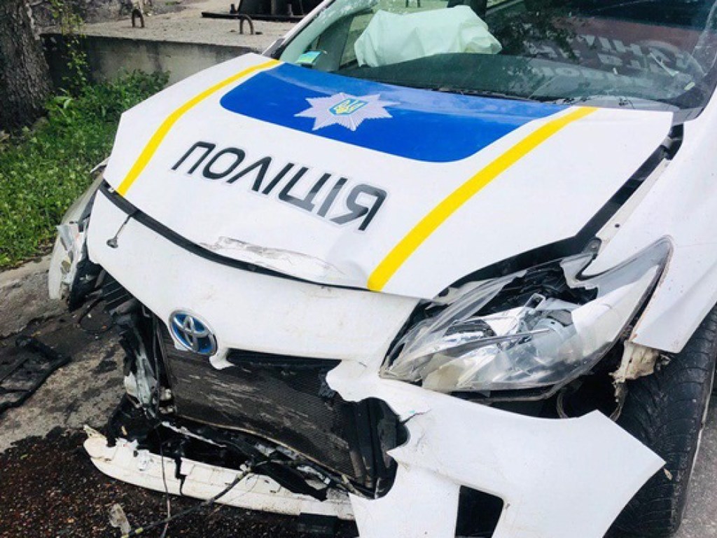 В Полтаве автомобиль копов ехал на вызов и попал в ДТП: есть пострадавшие, трасса заблокирована (ФОТО)