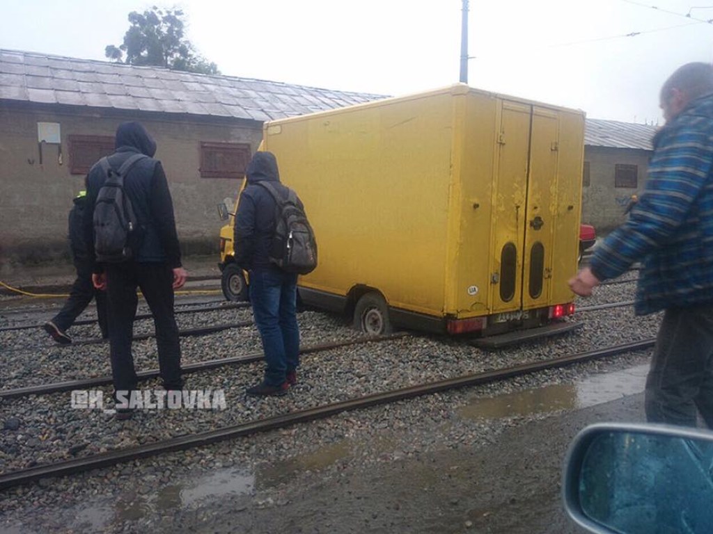 В Харькове фургон застрял прямо на железнодорожных путях (ФОТО)