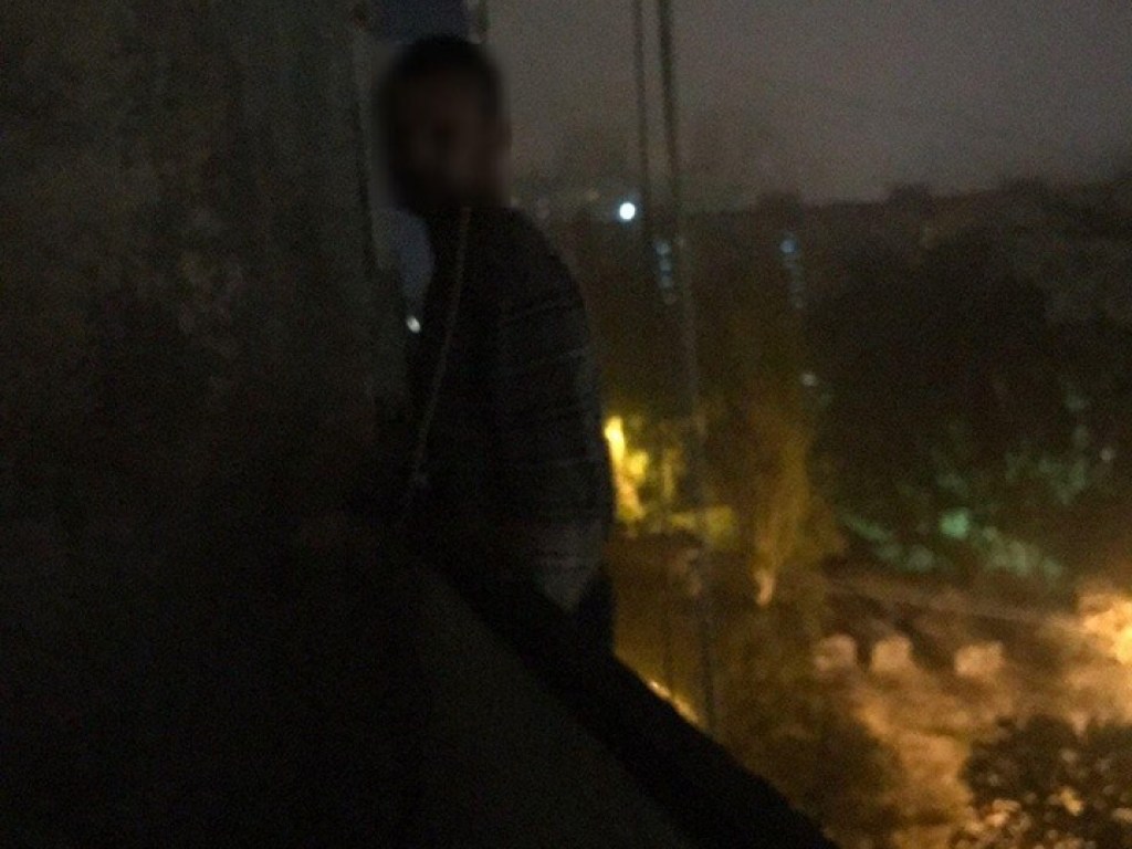Житель Днепра поругался с женой и хотел прыгнуть с балкона (ФОТО)