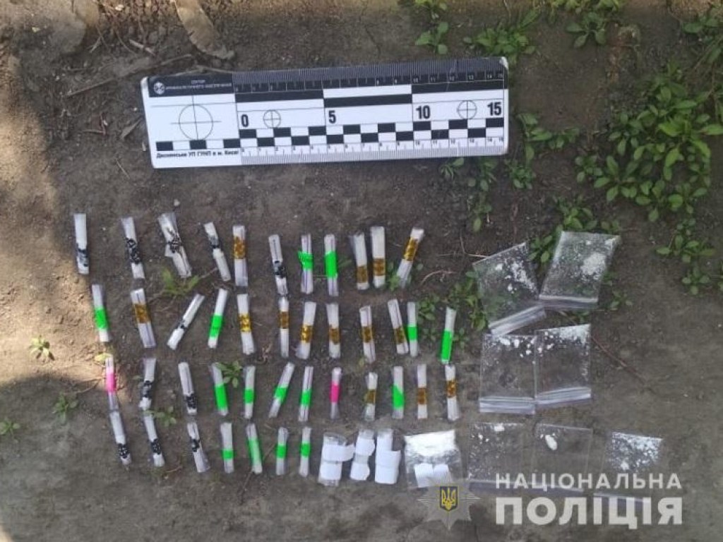 Киевлянин во время обыска выбросил из окна наркотики на 30 тысяч гривен (ФОТО)