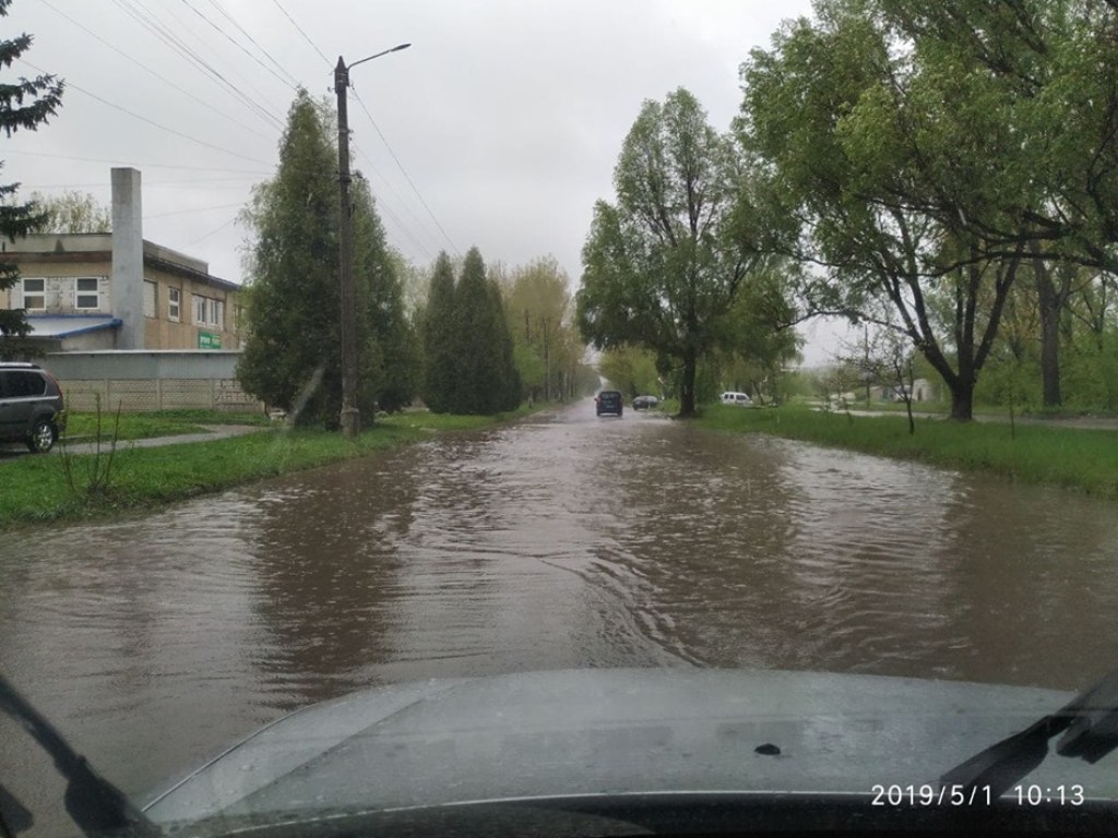 Дороги города Ивано-Франковской области превратились в реки из-за ливня (ФОТО)