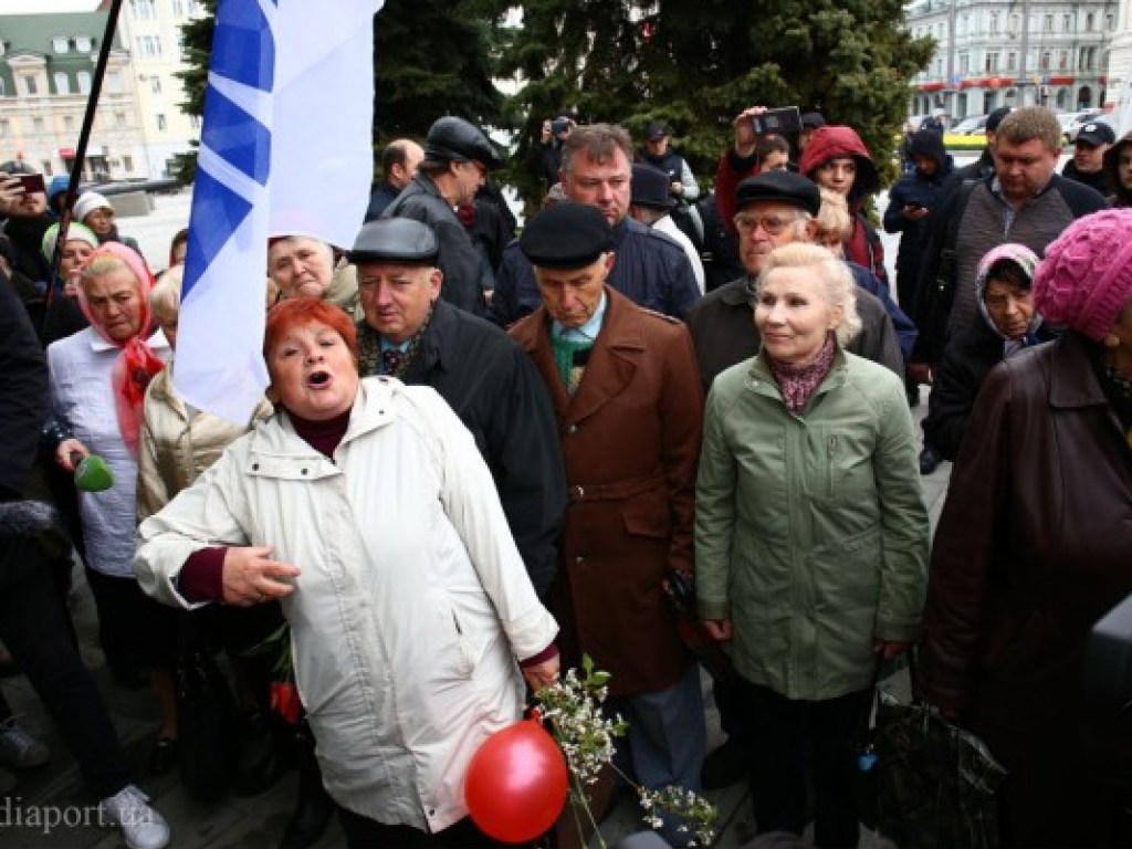 Праздник 1 Мая: в Харькове митингующих облили зеленкой (ФОТО, ВИДЕО)