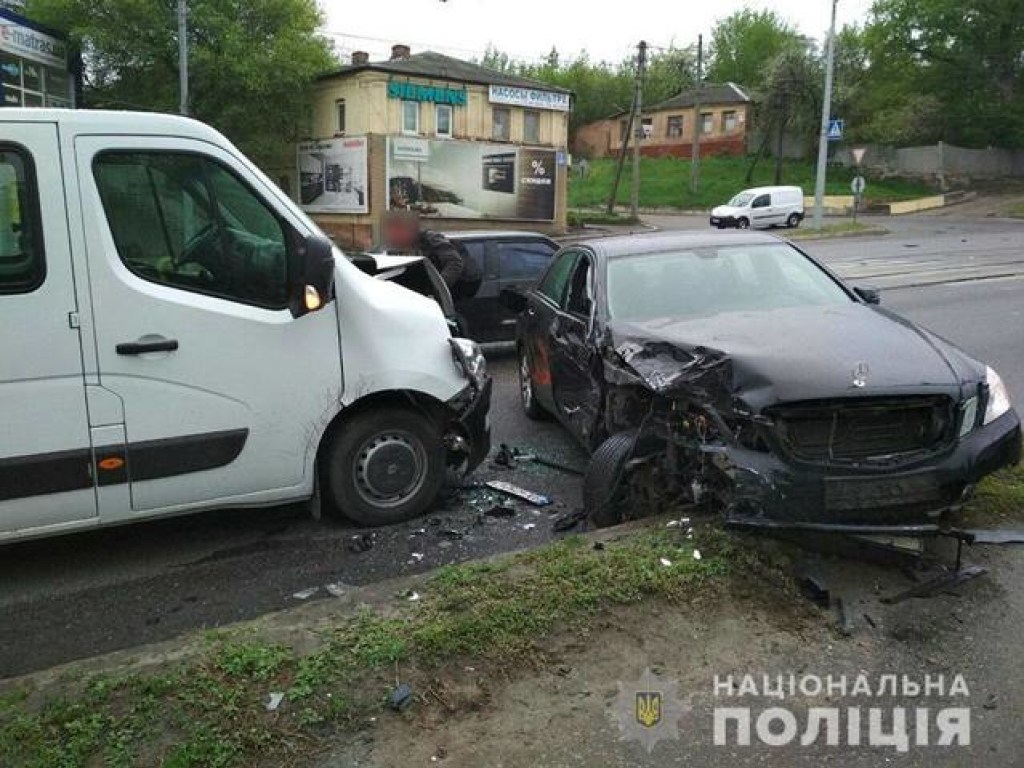 В Харькове молодой угонщик на Mercedes протаранил два авто (ФОТО)