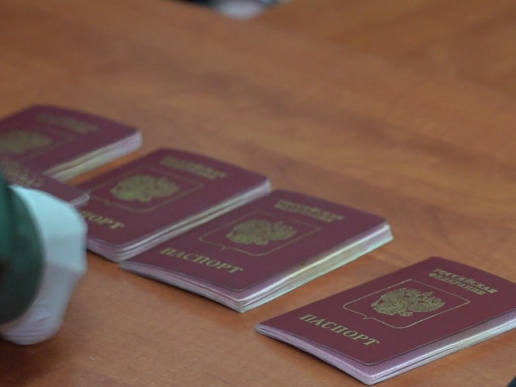Официально: Путин разрешил жителям ОРДЛО получать паспорта РФ по упрощенной схеме