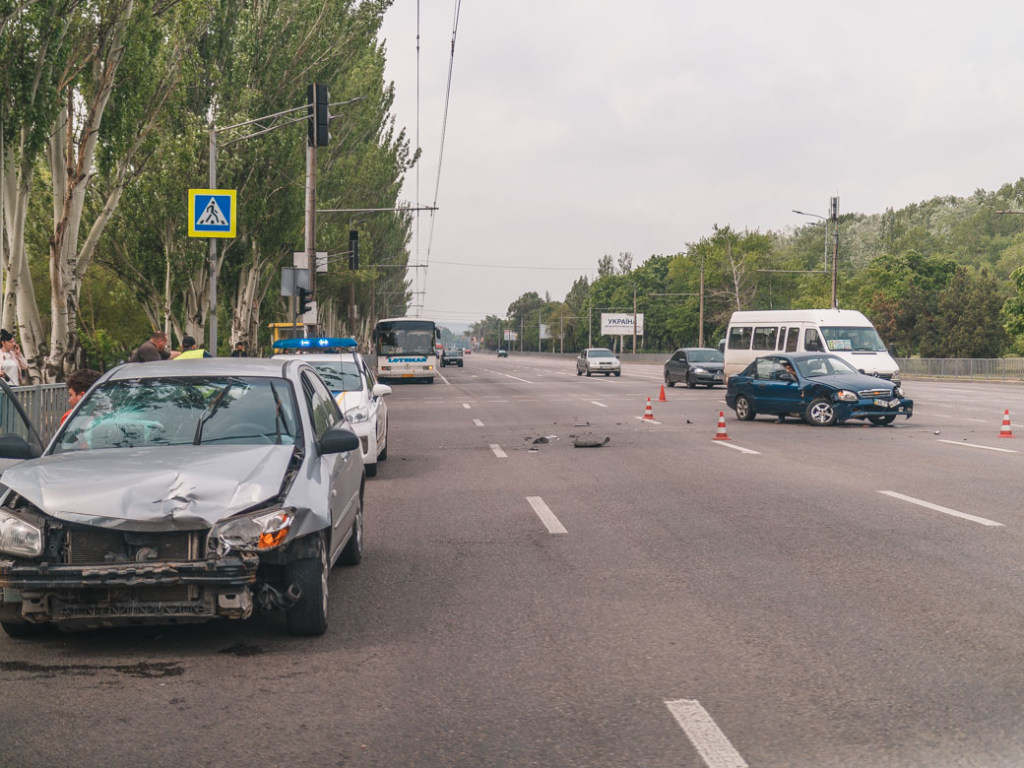 В Днепре водитель Chevrolet не уступил дорогу Kia: в ДТП пострадали мужчина и женщина (ФОТО, ВИДЕО)