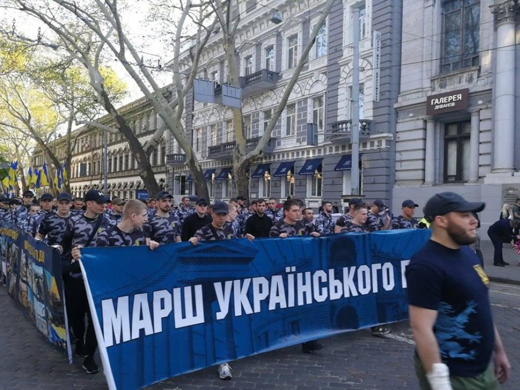 Националисты прошли маршем по центру Одессы (ФОТО)