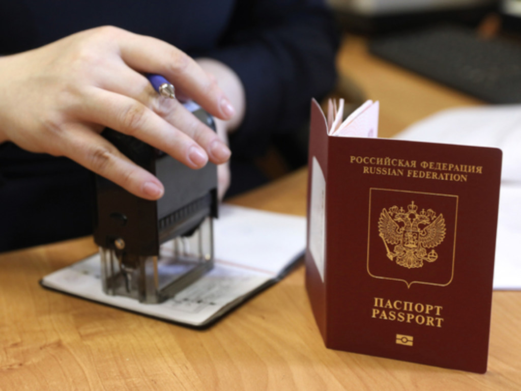 В выдаче российских паспортов на Донбассе нет признаков агрессии – политолог