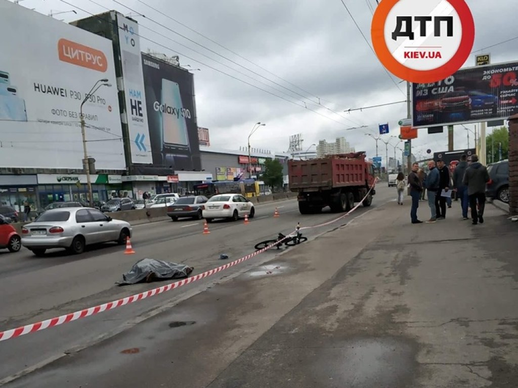 Самосвал сбил насмерть велосипедиста возле заправки на проспекте Бандеры в Киеве (ФОТО, ВИДЕО)