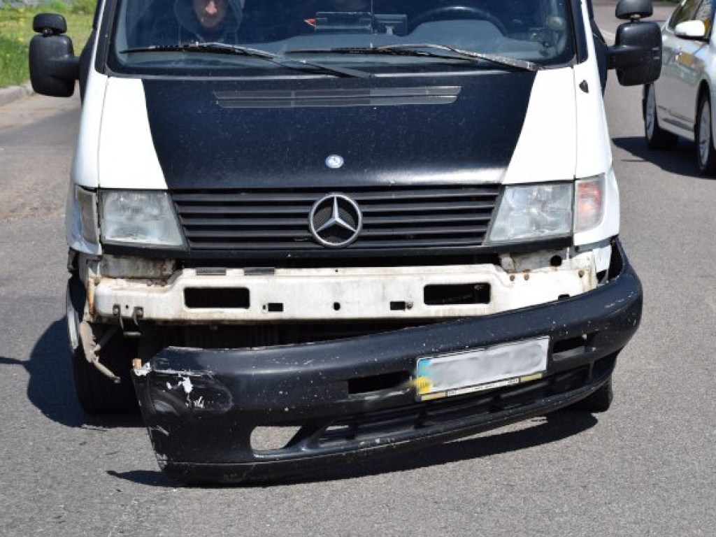 В Николаеве столкнулись ВАЗ и микроавтобус Mercedes (ФОТО)