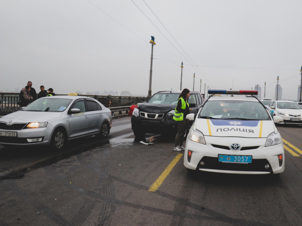 На мосту Патона в Киеве Nissan влетел в Lexus: образовалась огромная пробка (ФОТО, ВИДЕО)