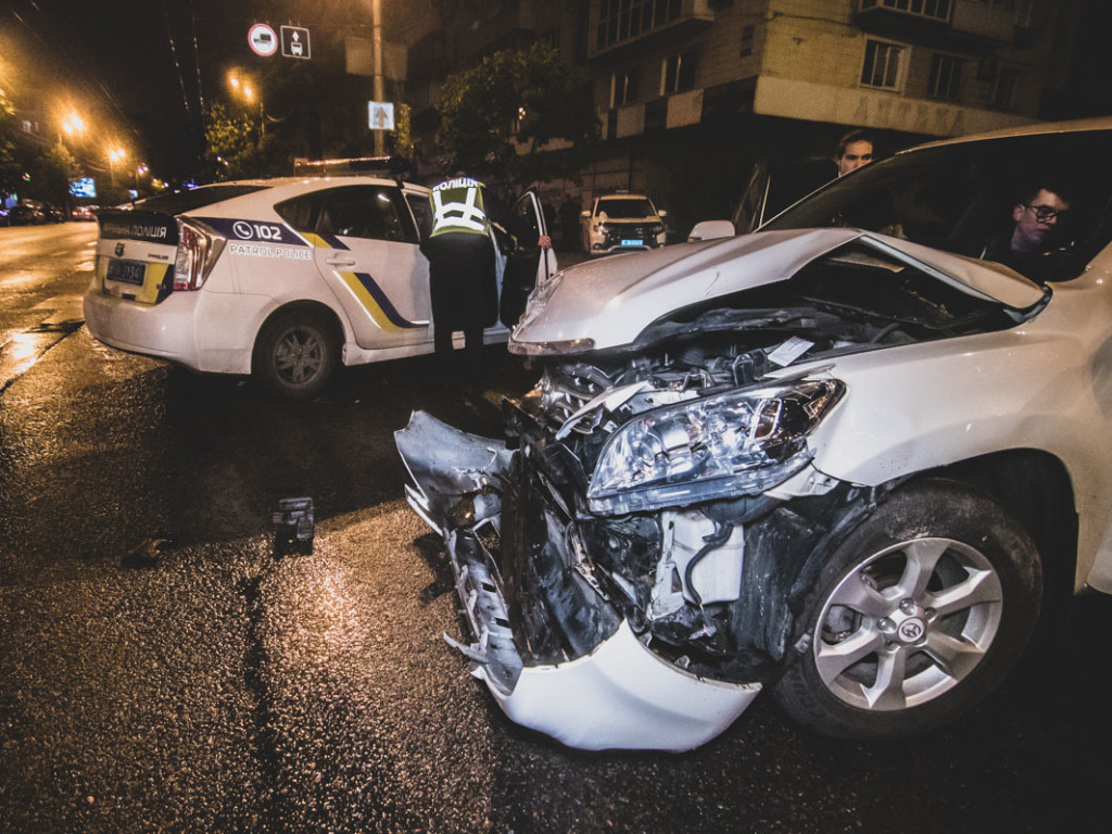 Полиция «летела» на вызов: в центре Киева Toyota протаранила автомобиль копов (ФОТО, ВИДЕО)