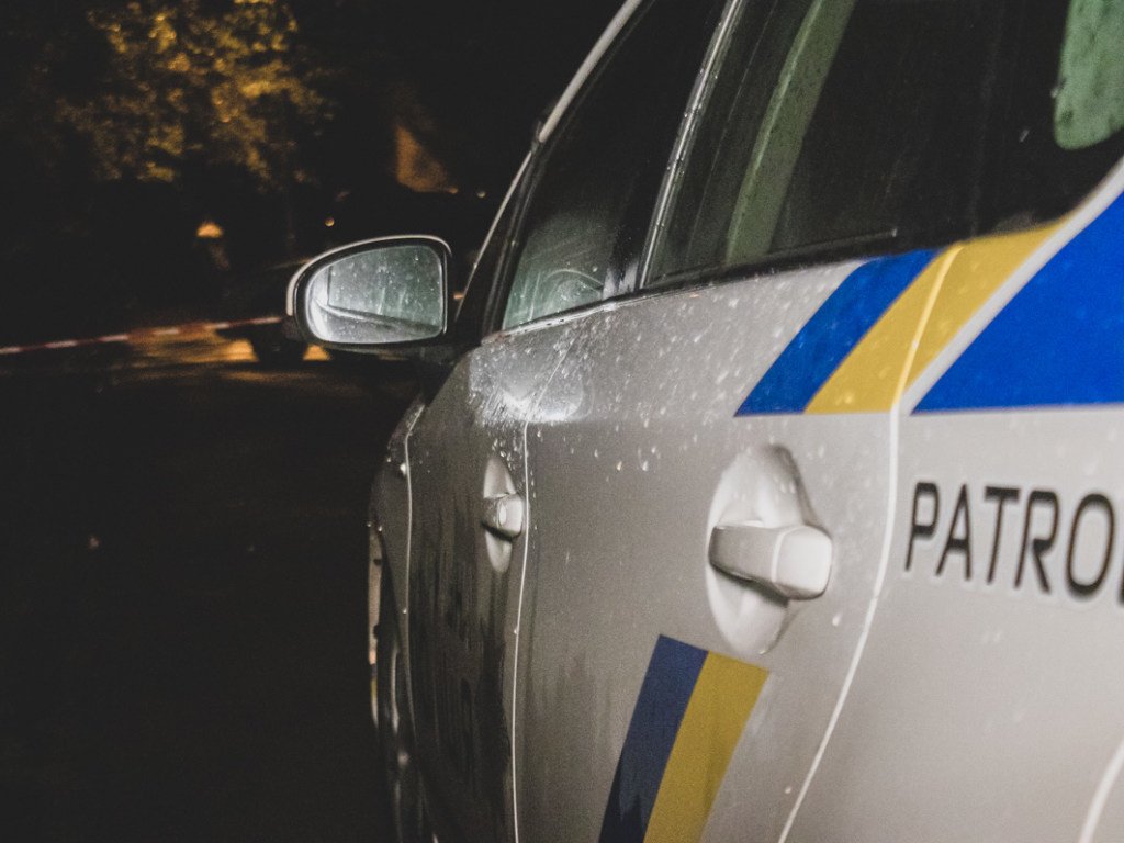 В Киеве на Лесном пьяный неадекват ударил полицейского ножом в грудь (ФОТО, ВИДЕО)