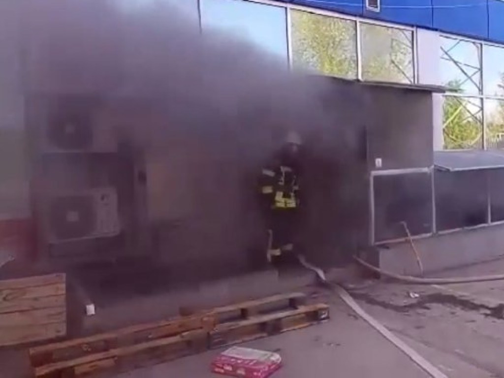 В Николаеве произошел пожар в торговом центре: прошла эвакуация (ФОТО)