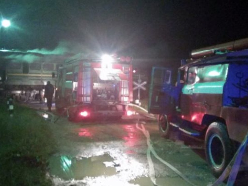 В поезде на Хмельниччине произошел пожар: вагоны с пассажирами отцепили (ФОТО)
