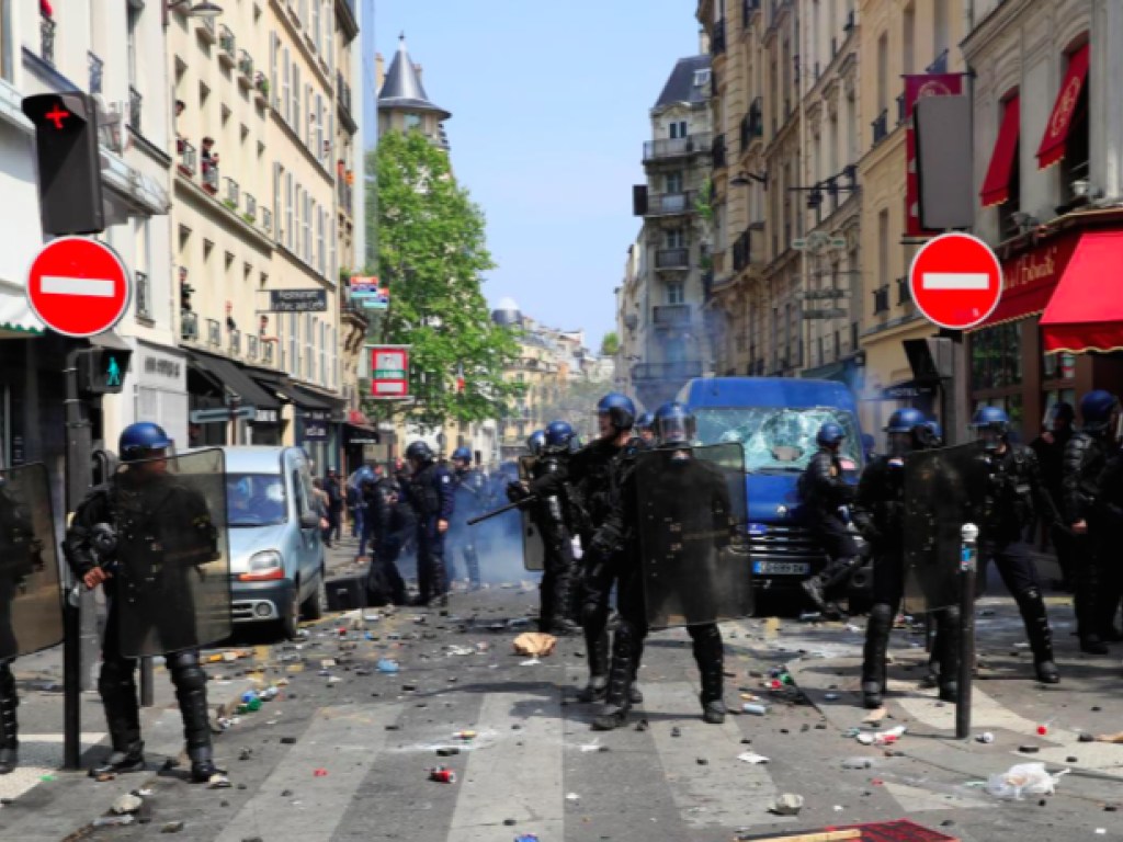 Итоги бунтов на первомайских демонстрациях в Париже: 380 задержанных, десятки раненых (ФОТО)