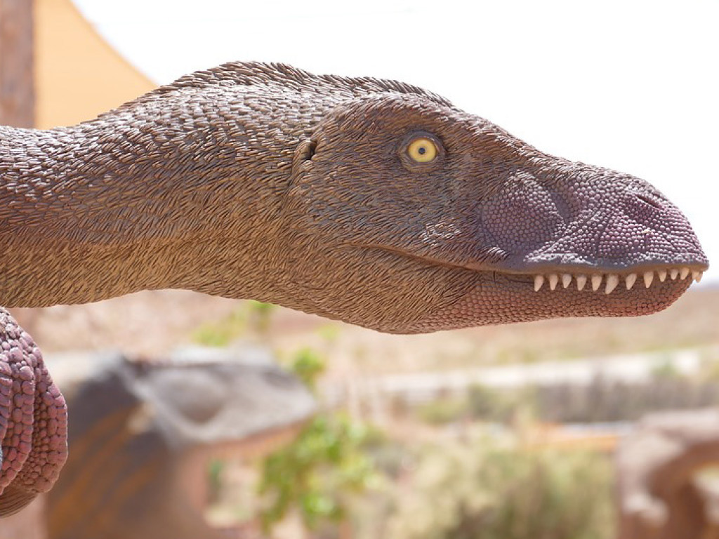 Камера наблюдения засняла динозавра на улицах Тбилиси (ВИДЕО)